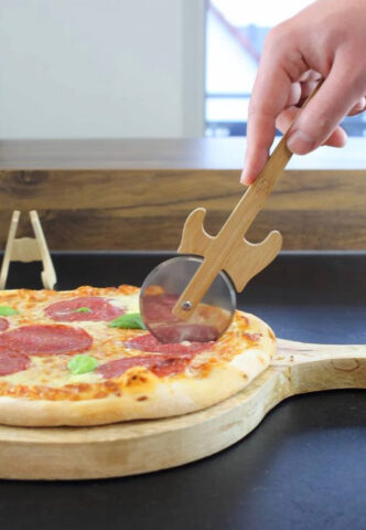 Winkee Rocks – Gitarren – Pizza Cutter – Grau – Onesize – Holz
