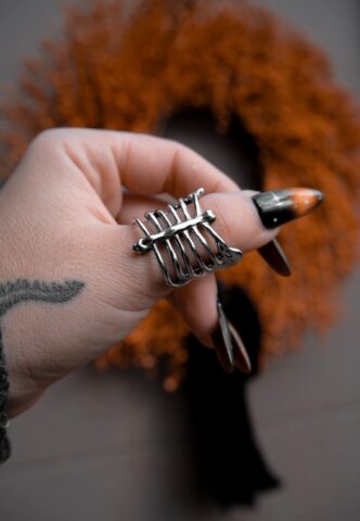 Lively Ghosts – Caged Silver – Ring – gid://shopify/Metaobject/123897774317 – Size 8 – Rostfreier Stahl