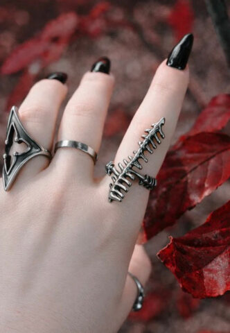 Lively Ghosts – Vertebrae Silver – Ring – gid://shopify/Metaobject/123897774317 – Size 8 – Rostfreier Stahl