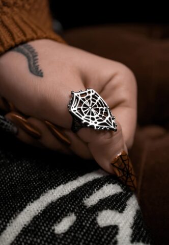 Lively Ghosts – Arachne – Ring – Grau – Size 10 – Rostfreier Stahl