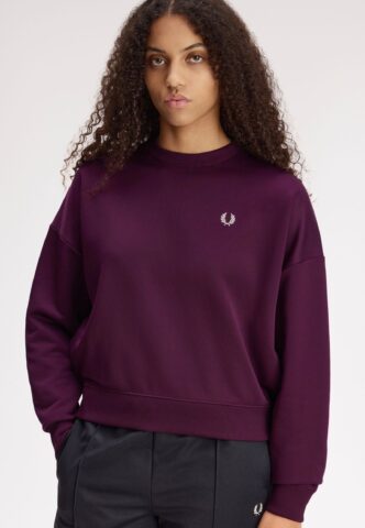 Fred Perry – Laurel Wreath Badge Plum – Sweater – Lila – Large – gid://shopify/Metaobject/319268618477