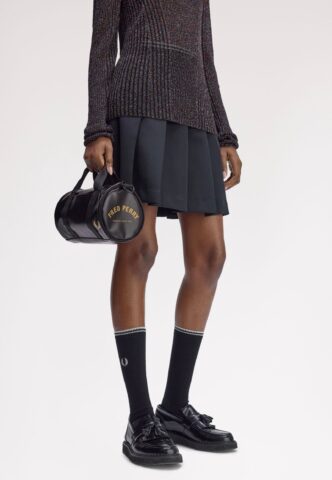 Fred Perry – Tonal Classic Mini Barrel Black/Gold – Dufflebag – Schwarz – Onesize – gid://shopify/Metaobject/68981162221