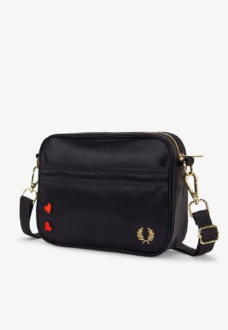 Fred Perry x Amy Winehouse – Amy Mini Shoulder Black – Tasche – Schwarz – Onesize – gid://shopify/Metaobject/161452785901