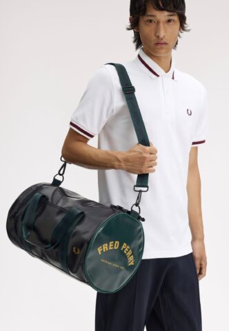 Fred Perry – Classic Barrel Navy/Grassroots – Dufflebag – gid://shopify/Metaobject/122014793965 – Onesize – gid://shopify/Metaobject/68981162221