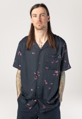 Lyle & Scott – Goldfish Resort Dark Navy/Hot Pink – Hemd – gid://shopify/Metaobject/122014793965 – L – 100% Viskose