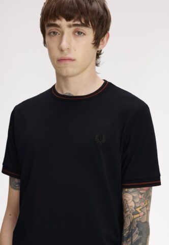Fred Perry – Twin Tipped Navy/Brandy/Rich Brown – T-Shirt – gid://shopify/Metaobject/122014793965 – L – 100% Baumwolle