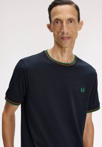 Fred Perry – Twin Tipped Navy/Dark Caramel/Sport Green – T-Shirt – gid://shopify/Metaobject/122014793965 – XL – 100% Baumwolle