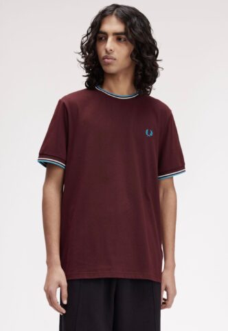 Fred Perry – Twin Tipped Oxblood/Ecru/Court Blue – T-Shirt – Weinrot – S – 100% Baumwolle