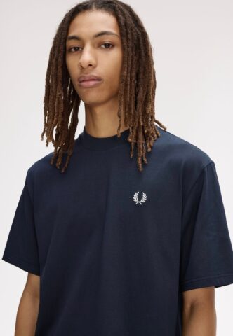 Fred Perry – Back Print Fred Perry Text Navy – T-Shirt – gid://shopify/Metaobject/122014793965 – XL – 100% Baumwolle