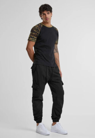 Urban Classics – Raglan Contrast Black/Woodcamo – T-Shirt – Tarnfarben – S – 90% Baumwolle, 10% Viskose