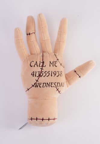 Wednesday Addams – The Thing Call Me w/ Platform Box – Plüschtier – Mehrfarbig – Onesize – 100% Polyester
